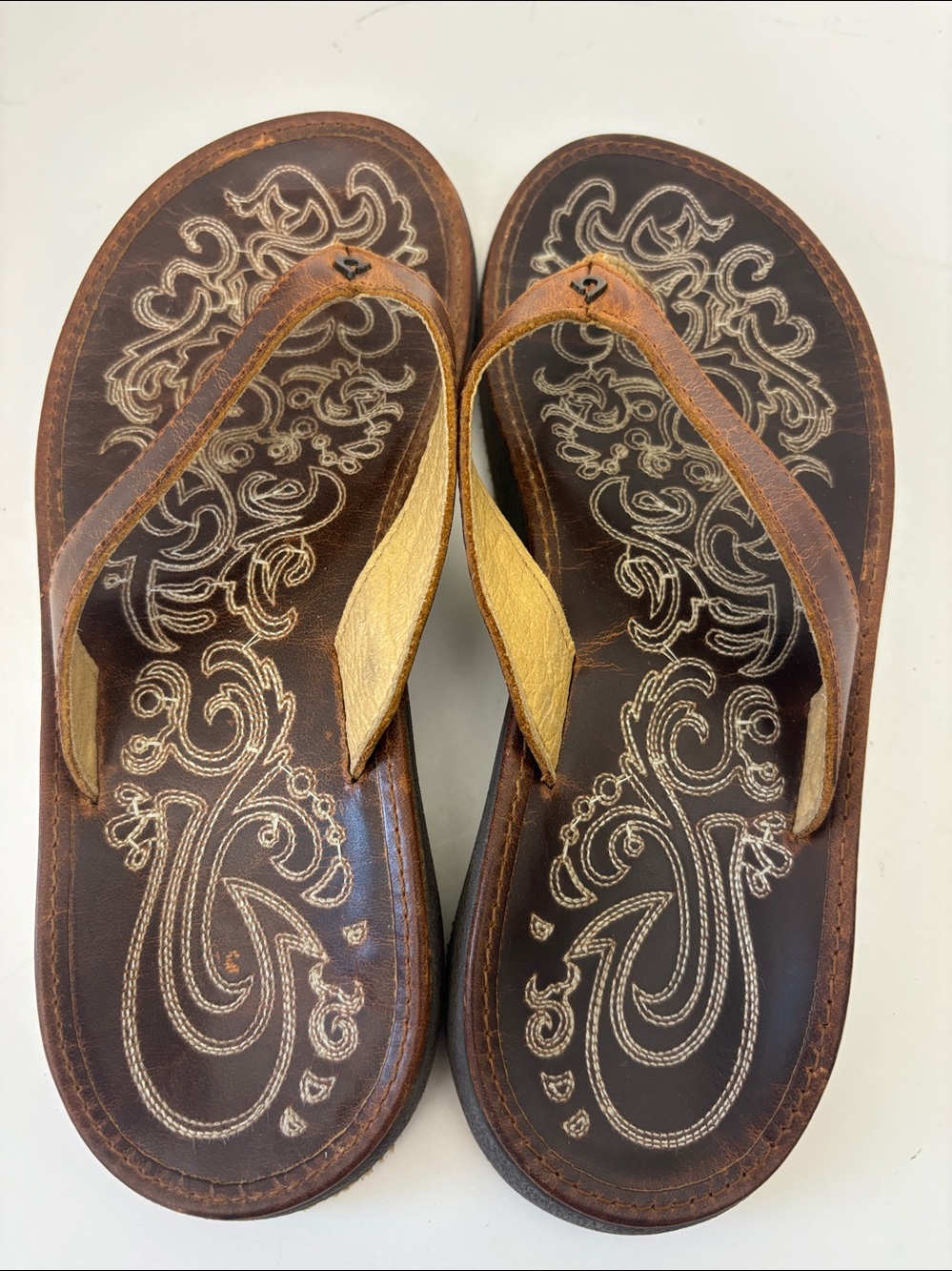 OluKai Paniolo Women Size 6 Leather Beach Sandals Flip Flops Western Embroidery - Picture 3 of 11